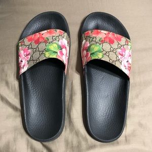 Women’s Gucci Supreme slide sandal